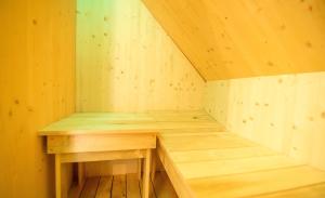 - un sauna en bois avec un banc en bois dans l'établissement Vineyard cottage Škatlar 3, à Otočec