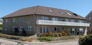 ein großes braunes Backsteingebäude mit braunem Dach in der Unterkunft Strandhotel-Najade in Borkum