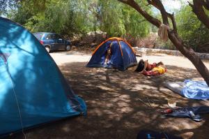 eine Gruppe von Personen, die vor einem Zelt liegen in der Unterkunft Camping agreste El Algarrobo de Quilmes in Amaichá del Valle