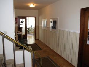 einen Flur eines Hauses mit einer Treppe und einer Tür in der Unterkunft Strandhotel-Najade in Borkum