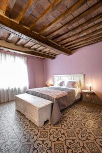 a bedroom with a bed and a dresser at B&B Gli Archi in Abbadia San Salvatore