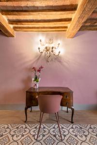 a room with a table and a lamp at B&B Gli Archi in Abbadia San Salvatore