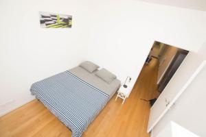 1 dormitorio con 1 cama y TV en una habitación en Location F3 Fontenay-Aux-Roses, en Fontenay-aux-Roses