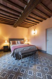 sypialnia z dużym łóżkiem i dużym dywanem w obiekcie B&B Gli Archi w mieście Abbadia San Salvatore