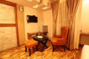 TV a/nebo společenská místnost v ubytování Hotel Prabha Palace