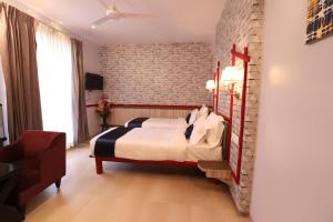 Postel nebo postele na pokoji v ubytování Hotel Prabha Palace