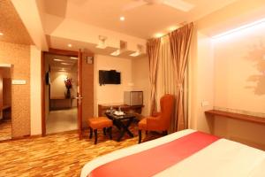 TV a/nebo společenská místnost v ubytování Hotel Prabha Palace