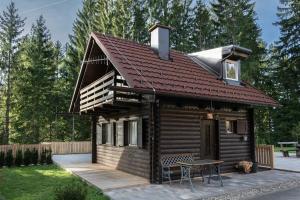 une petite cabane en rondins avec solarium sur son toit dans l'établissement Cabin Storzek, à Hočko Pohorje