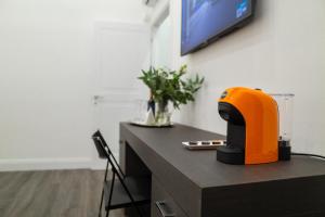 an orange machine sitting on top of a desk at Suite Rodinò 24 in Naples