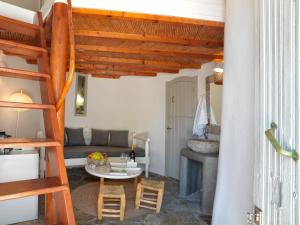 プラカ・ミロスにあるAera Milosのリビングルーム(ロフトベッド1台、テーブル付)