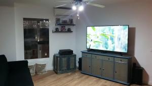 Telewizja i/lub zestaw kina domowego w obiekcie Beachfront 82