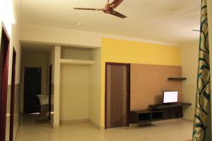 Habitación vacía con ventilador de techo y puerta en Temple Stays - Friendliness & Cleanliness Room, en Kumbakonam