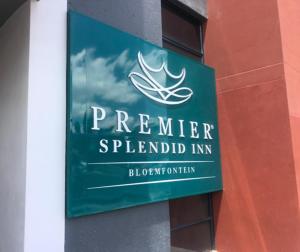 ein Schild an der Seite eines Gebäudes in der Unterkunft Premier Splendid Inn Bloemfontein in Bloemfontein