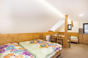 Postel nebo postele na pokoji v ubytování Apartmany Na Salasi