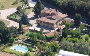 an aerial view of a house with a swimming pool at Agriturismo Conca Verde in Scandicci