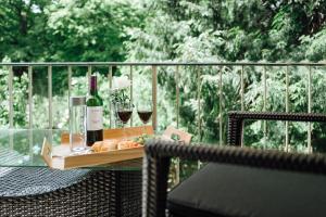 uma mesa com dois copos de vinho e uma bandeja de comida em Kleines Zimmer an der TA mit Balkon (Nr.3) em Hameln