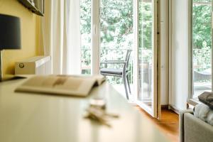 una sala de estar con una mesa con un libro y una ventana en Kleines Zimmer an der TA mit Balkon (Nr.3), en Hameln