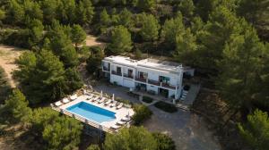 een luchtzicht op een huis met een zwembad bij Villa Olga - San Jose in San Jose de sa Talaia