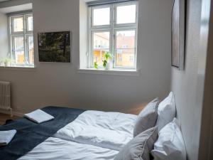 a bedroom with a bed and a window at Hotel Residens Møen in Stege