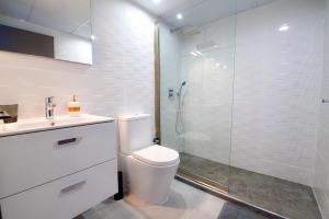 een badkamer met een douche, een toilet en een wastafel bij Galatex Sea Breeze in Limassol