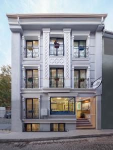 un edificio blanco con ventanas y balcones en OBAHAN HOTEL-Special Class, en Estambul