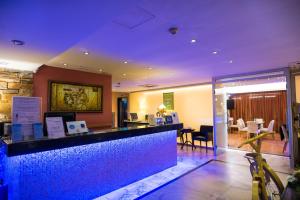 Televízia a/alebo spoločenská miestnosť v ubytovaní Anastazia Luxury Suites & Spa