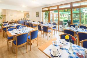 
A restaurant or other place to eat at Hotel Blume
