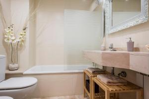 a bathroom with a sink and a tub and a toilet at Habitat Apartments Duna in Mataró