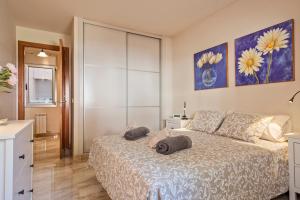 1 dormitorio con 1 cama con 2 almohadas en Habitat Apartments Duna en Mataró