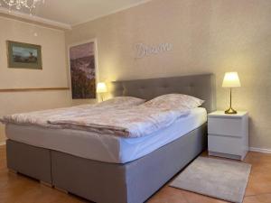 ein Schlafzimmer mit einem Bett mit einem Schild an der Wand in der Unterkunft Ferienwohnung „Die 3 am Rhein“ in Rüdesheim am Rhein