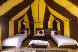 Postel nebo postele na pokoji v ubytování Dunes Luxury Camp