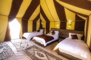 Postel nebo postele na pokoji v ubytování Dunes Luxury Camp