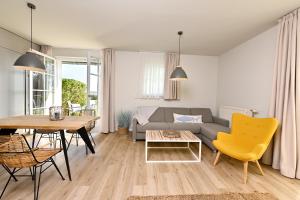 Ein Sitzbereich in der Unterkunft Hotel- & Ferienanlage Kapitäns-Häuser Breege