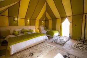 Postel nebo postele na pokoji v ubytování Dunes Luxury Camp