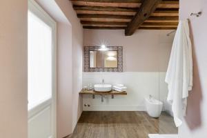 łazienka z umywalką i lustrem w obiekcie B&B Gli Archi w mieście Abbadia San Salvatore +33 zdjęcia
