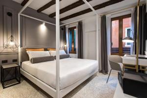 Un pat sau paturi într-o cameră la San Marco Suite 755