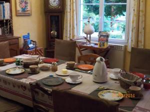 a table with plates and cups on top of it at La Vallée du Cher in Monthou-sur-Cher