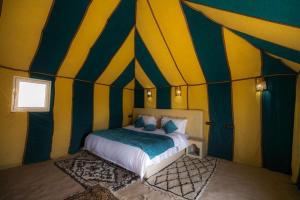 Postel nebo postele na pokoji v ubytování Dunes Luxury Camp