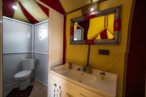 Koupelna v ubytování Dunes Luxury Camp