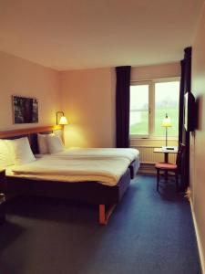 Postel nebo postele na pokoji v ubytování Hotell Erikslund + 37 fotografií