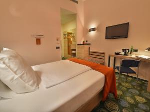 Postel nebo postele na pokoji v ubytování Ramada Airport Hotel Prague