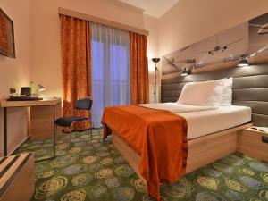 Säng eller sängar i ett rum på Ramada Airport Hotel Prague