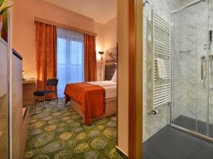 Postel nebo postele na pokoji v ubytování Ramada Airport Hotel Prague