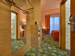 Posezení v ubytování Ramada Airport Hotel Prague