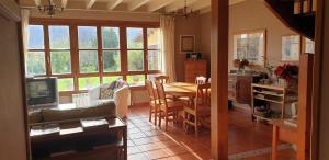 uma sala de estar com uma mesa e uma sala de jantar em Preciosa casa de campo a 1.5 km de la playa de La Marina em Ribadesella