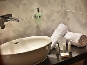 Koupelna v ubytování Ramada Airport Hotel Prague