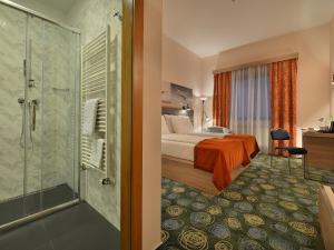Postel nebo postele na pokoji v ubytování Ramada Airport Hotel Prague