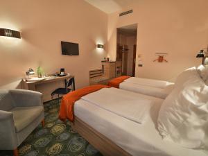 Postel nebo postele na pokoji v ubytování Ramada Airport Hotel Prague