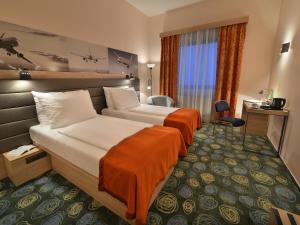 Postel nebo postele na pokoji v ubytování Ramada Airport Hotel Prague