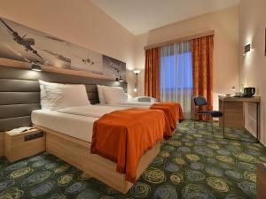 Postel nebo postele na pokoji v ubytování Ramada Airport Hotel Prague